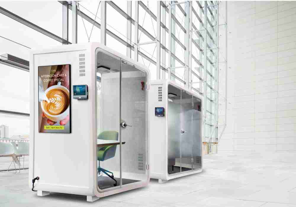 彩霸王子公司达擎之智慧行动办公舱，，采用PDLC智能调光玻璃设计，，，，透过通电与断电的电流切换，，呈现透明与雾面效果，，，，具节能降耗特性并兼顾隐私，，确保信息安全