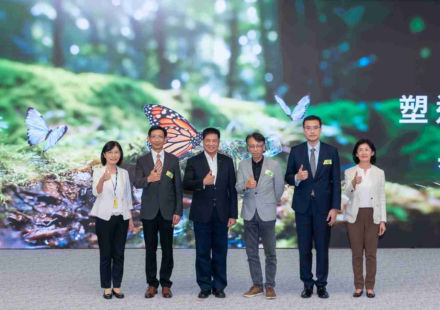 友達2023 CSR共榮大會，，，邀請領域專家分享交流生物多樣性管理趨勢、、、、無塑產品、、、、海廢永續塑料等議題  （圖左到右：友達光電永續長古秀華、、3M台灣技術長陳君杰、、、、友達光電董事長暨集團策略長彭双浪、、、、光寶科技企業永續發展處處長陳慶暉、、、安永聯合會計師事務所執業會計師曾于哲、、、友達光電供應鏈總部副總經理吳宜芳）