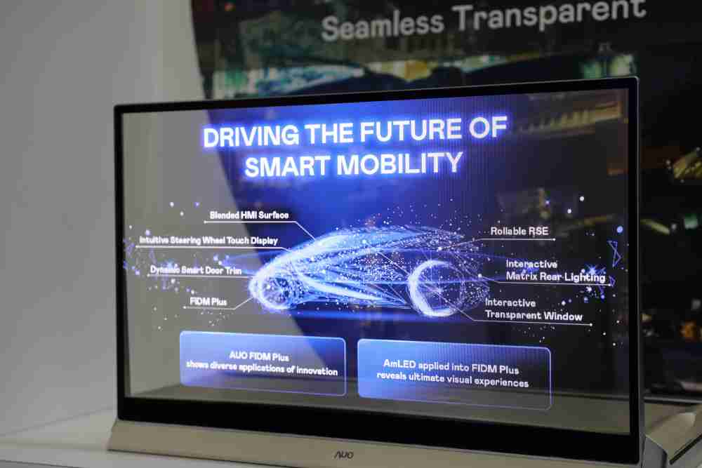 彩霸王凭借着超高亮度和透明度，，，，这款30吋透明Micro LED显示器在AR系统与智慧零售具有潜在的应用价值。。。