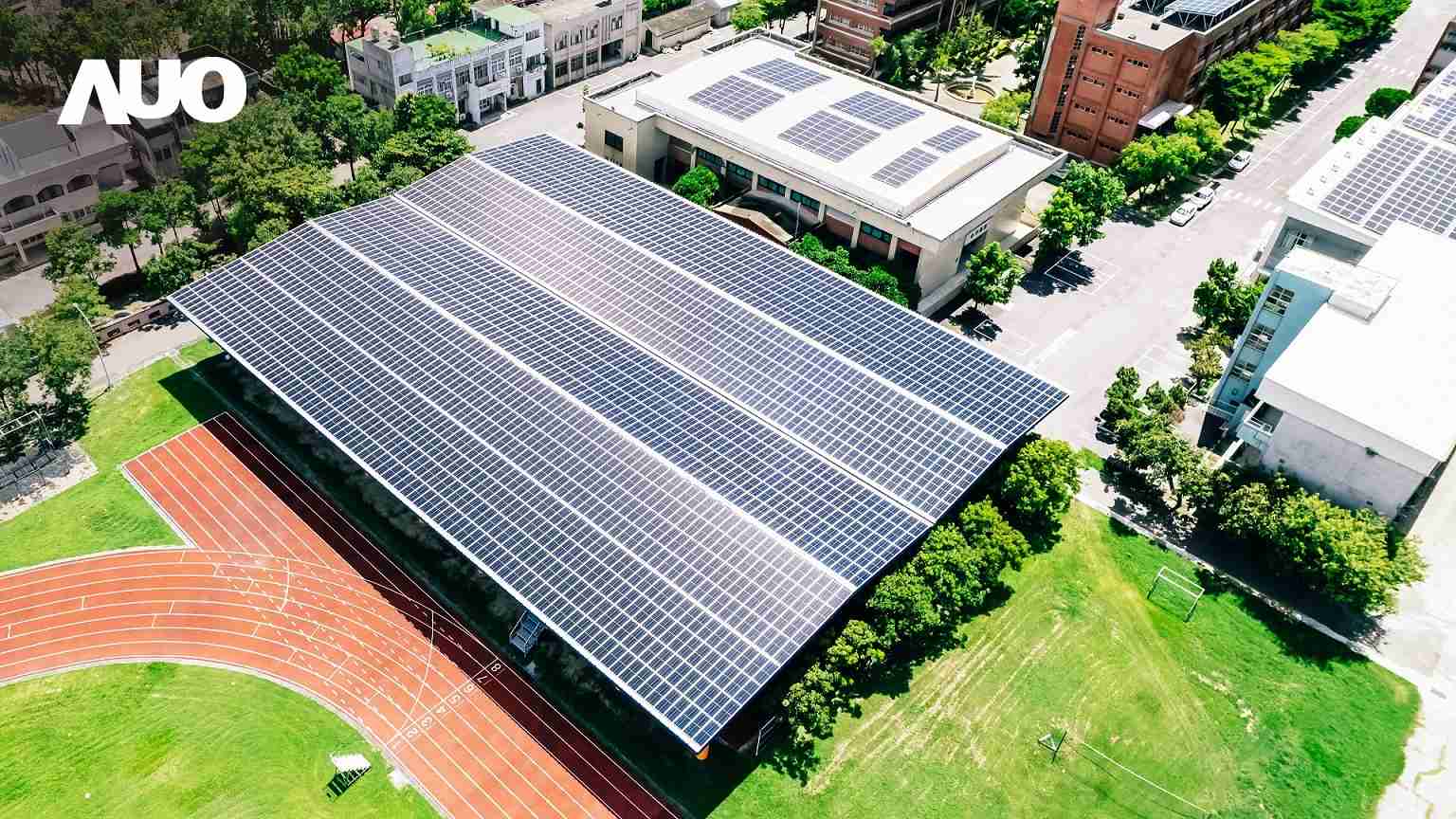 彩霸王SunSteel光电整合型浪板具备快速安装、、、、轻量化优势,,,可提升15%发电效能,,通过国际IEC与台湾VPC认证安全、、、防漏、、耐候标准