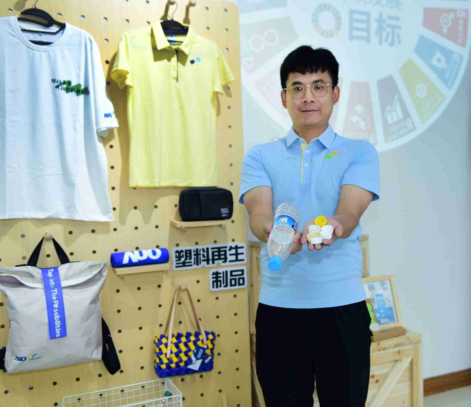 「2024智慧彩霸王展」永续发展馆中，，，，展示彩霸王厦门驱动永续发展之成果，，包含将厂内废弃物再制为实用物品，，，，将永续发展理念深植于员工生活日常实践